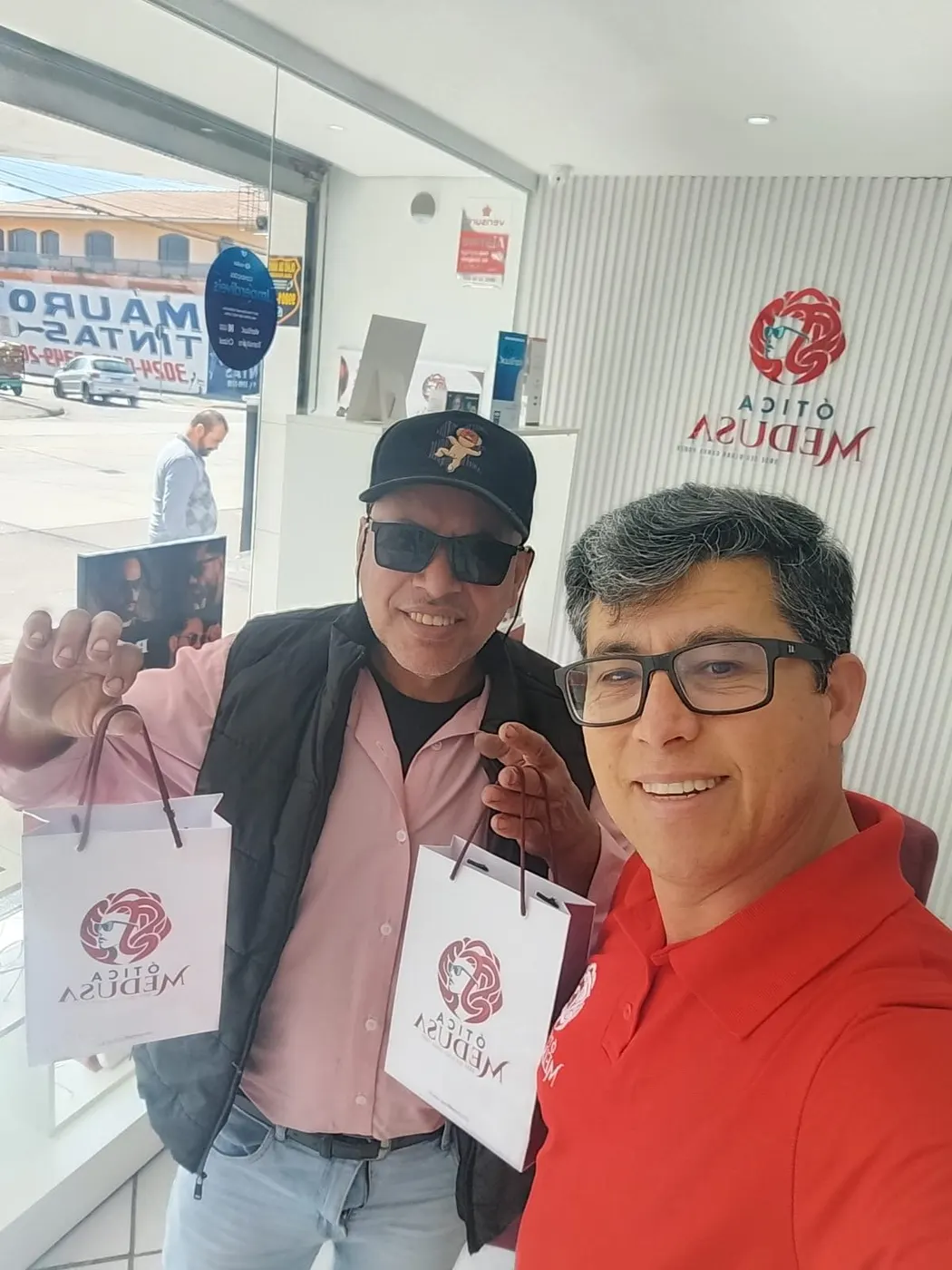 Clientes com sacolas da Ótica Medusa