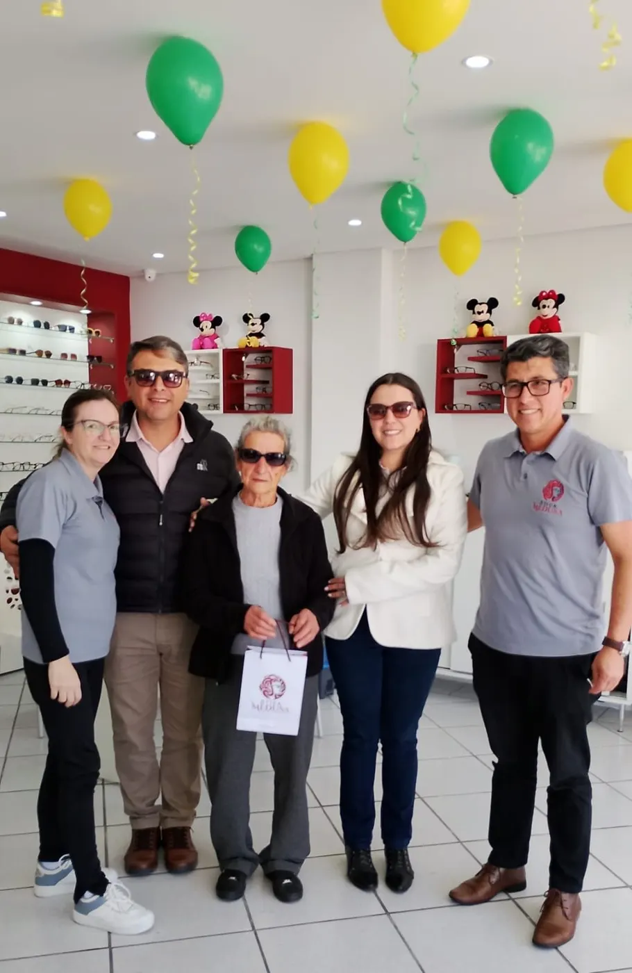 Equipe e clientes na Ótica Medusa